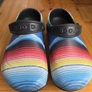 CROCS BISTRO GRAPHIC COLORFUL MULTI STRIPE CLOGS  size women 6